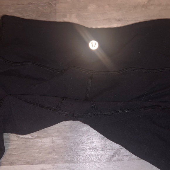 25’’ black under high rise lululemon size 4 - Picture 3 of 4